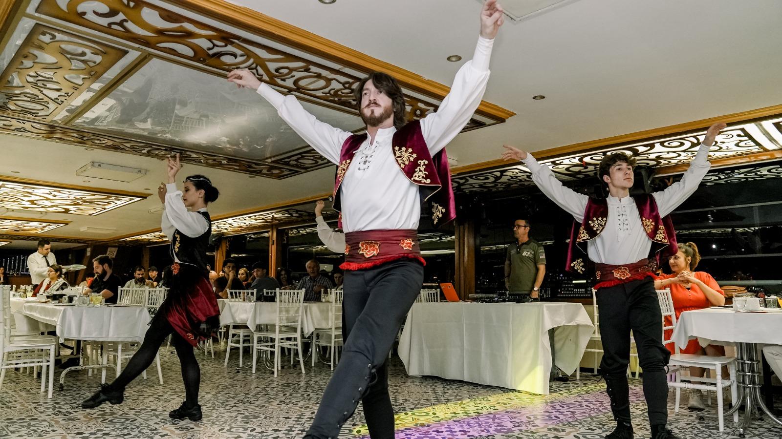Bosphorus Package 4 : Bosphorus Cruise + VIP Front Table + Unlimited Soft Drink + Dinner + Turkish Show + Self Coming