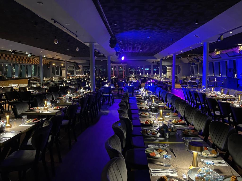 Bosphorus Package 23 : BOSPHORUS DINNER CRUISE & TURKISH NIGHT SHOW (CLOSE TO SHOW TABLE VIP LARGE MENU WITH DRINKS)