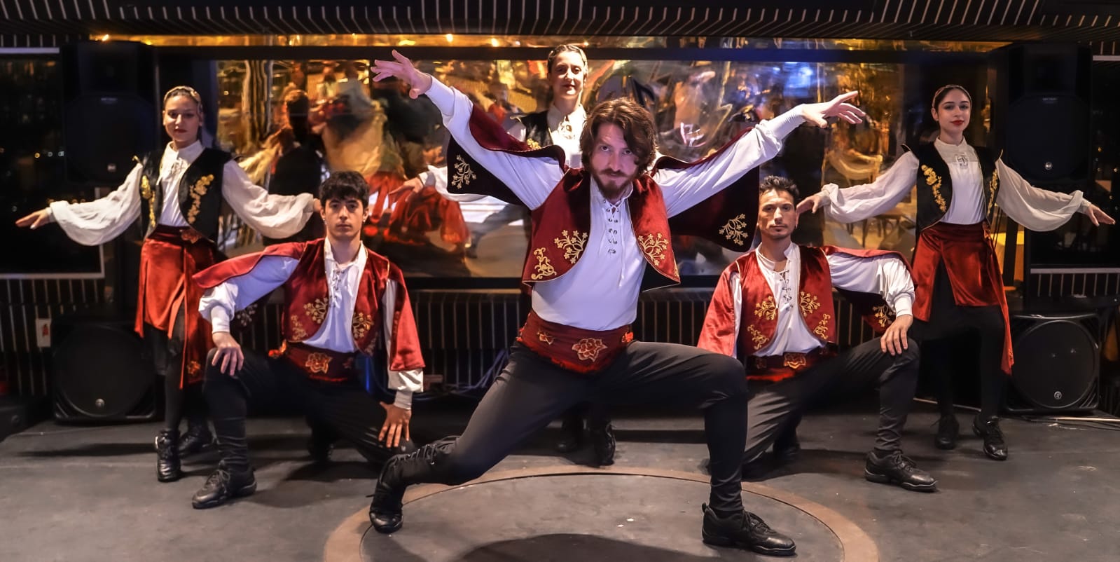 Bosphorus Package 25 : BOSPHORUS DINNER CRUISE & TURKISH NIGHT SHOW (VIP TABLE VIP LARGE MENU WITH DRINKS)