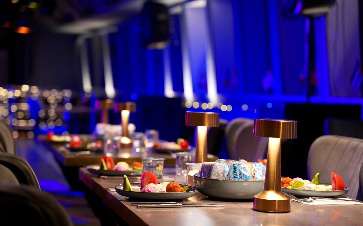 Bosphorus Package 19 : DINNER CRUISE WITH BIRTHDAY CAKE AND SONG - BEST TABLE