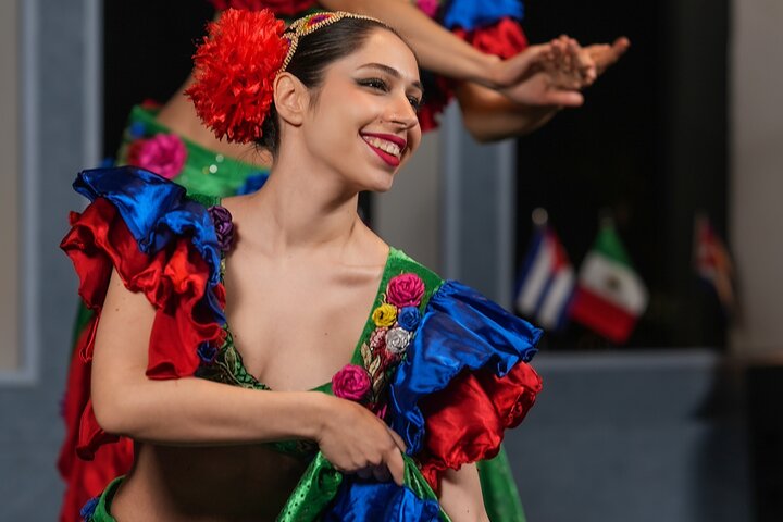 Bosphorus Package 19 : DINNER CRUISE WITH BIRTHDAY CAKE AND SONG - BEST TABLE