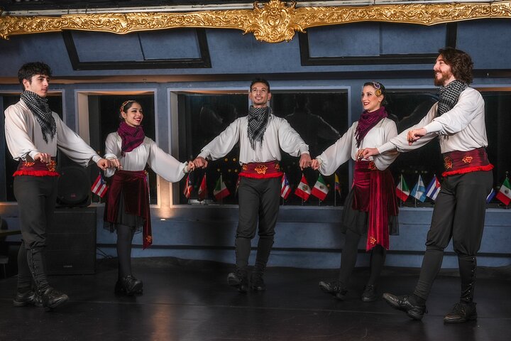 Bosphorus Package 19 : DINNER CRUISE WITH BIRTHDAY CAKE AND SONG - BEST TABLE