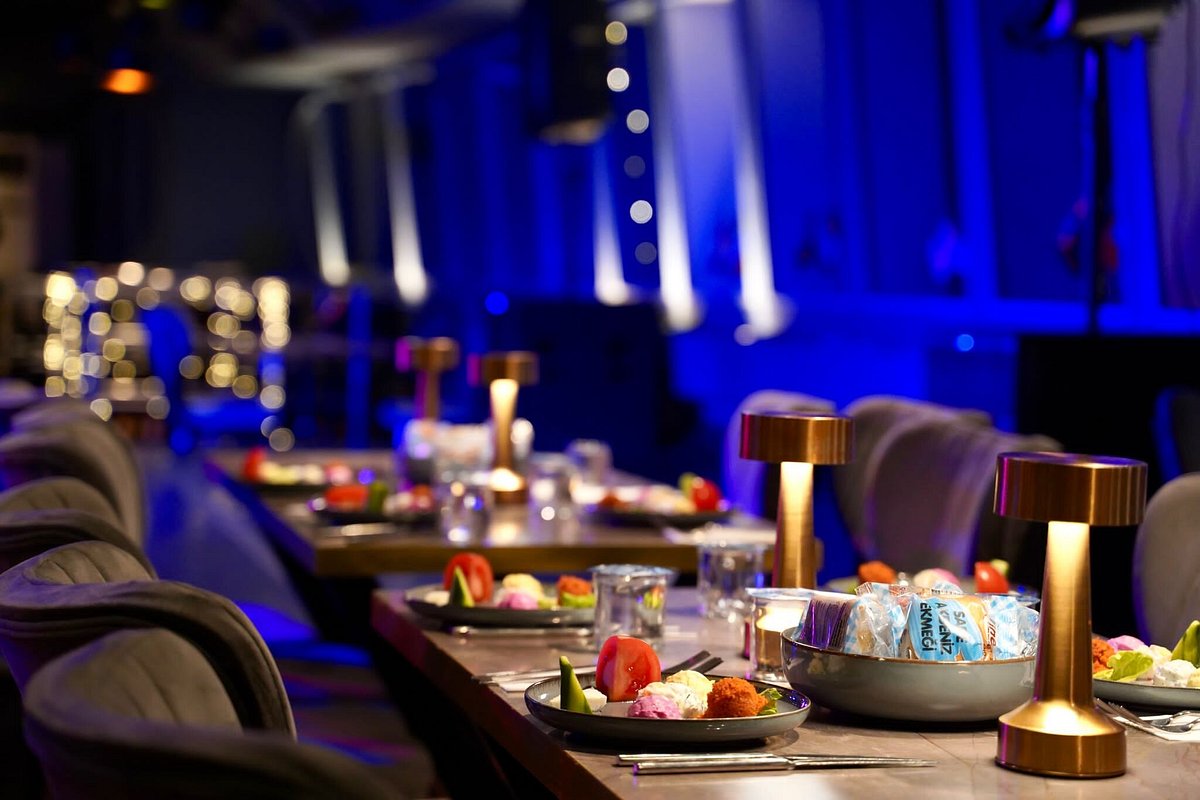 Bosphorus Package 19 : DINNER CRUISE WITH BIRTHDAY CAKE AND SONG - BEST TABLE