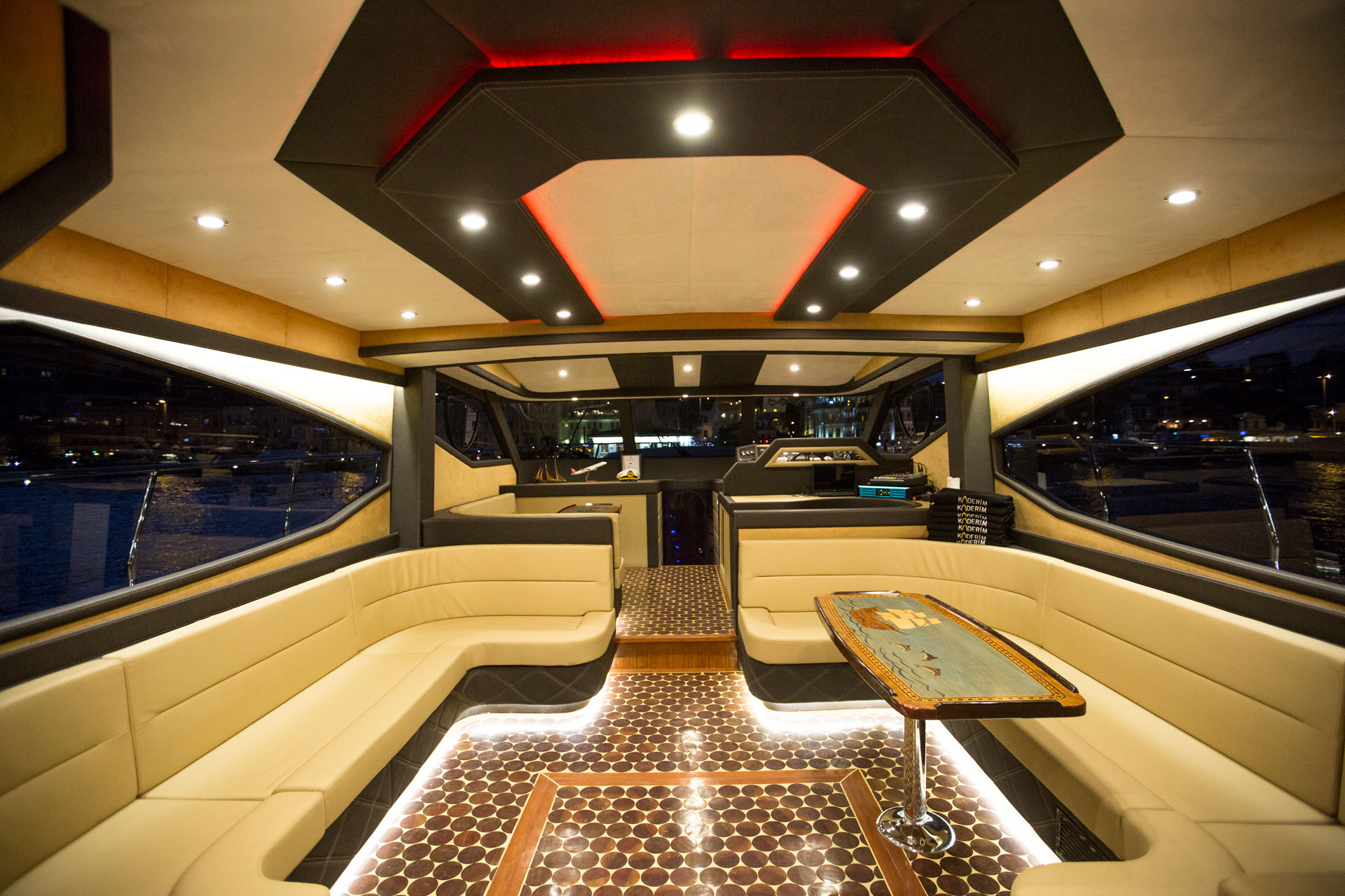 LUXURIOUS PRIVATE YACHT 