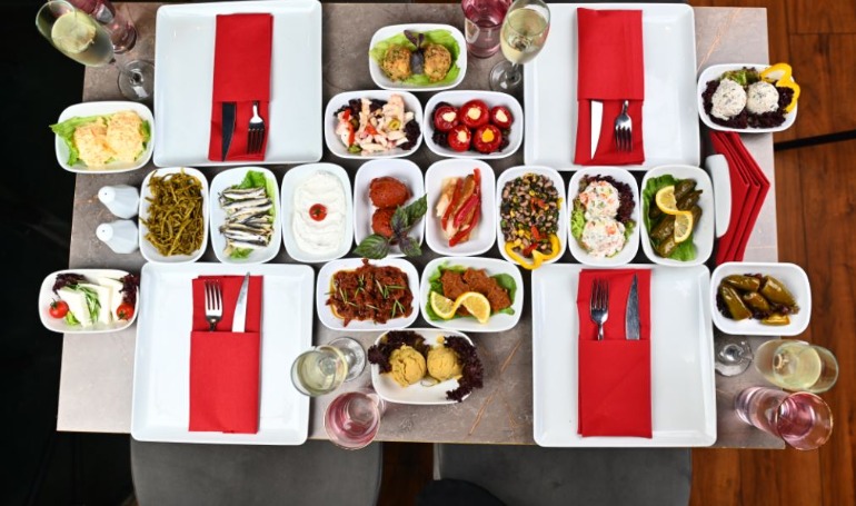 Bosphorus Package 23 : BOSPHORUS DINNER CRUISE & TURKISH NIGHT SHOW (CLOSE TO SHOW TABLE VIP LARGE MENU WITH DRINKS)