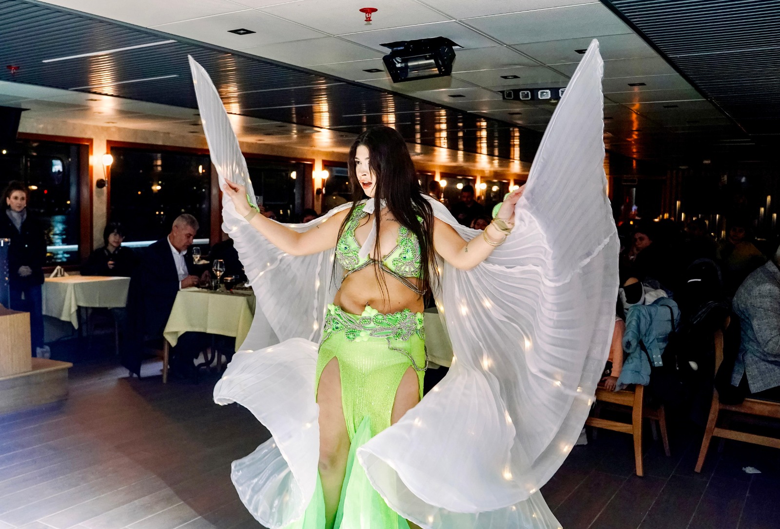 Sultania Vip Package 3 : Bosphorus V.I.P Dinner Cruise & Turkish Night Shows ( VİP 1 ST ROW Table) -Non Alcohol