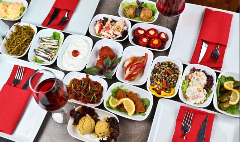 Bosphorus Package 25 : BOSPHORUS DINNER CRUISE & TURKISH NIGHT SHOW (VIP TABLE VIP LARGE MENU WITH DRINKS)