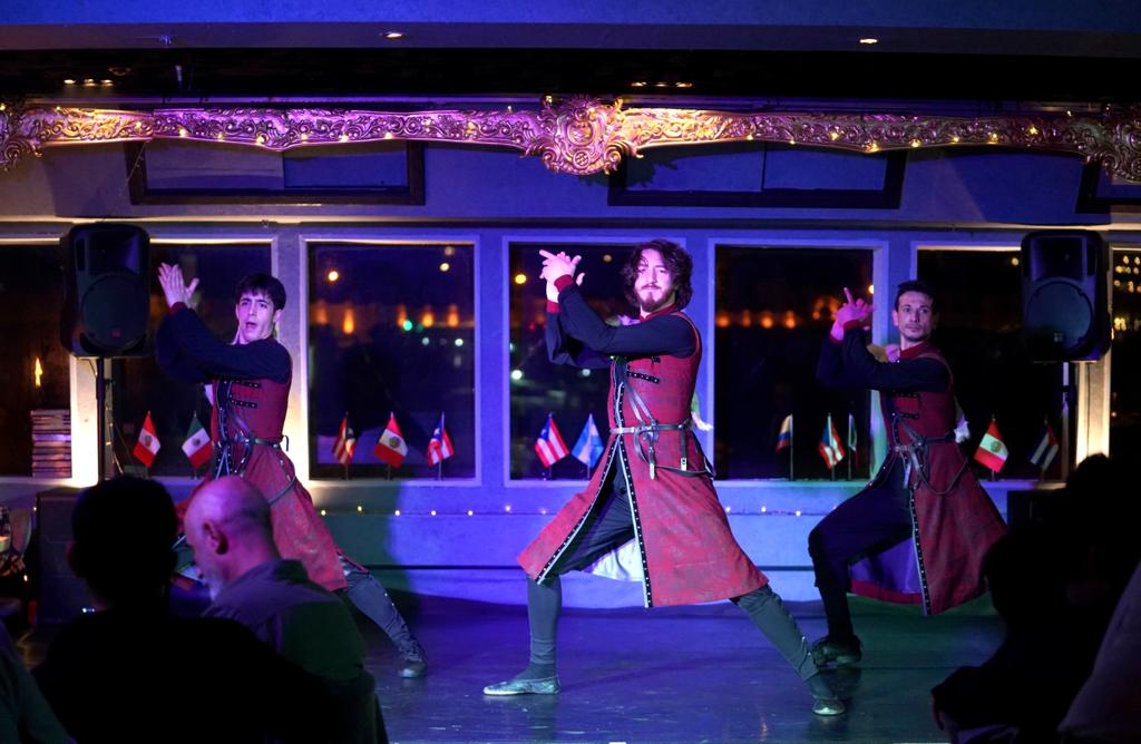 Bosphorus Package 20 : BOSPHORUS DINNER CRUISE & TURKISH NIGHT SHOW (PREMIUM VIP TABLE WITH VIP MENU)